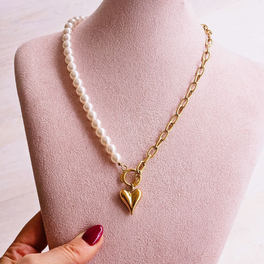 Pearl necklace with heart