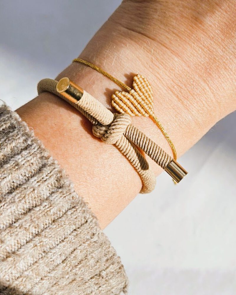 gevlochten-armband-hartje-beige-goud-musthave-sieraden-webshop