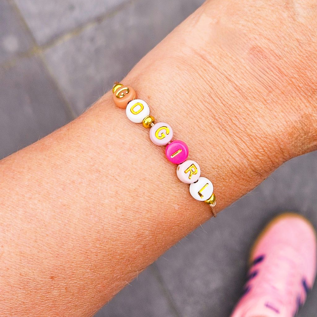 gepersonaliseerd-naamarmbandje-roze-goud-armbandjemetnaam-armbandje-met-naam