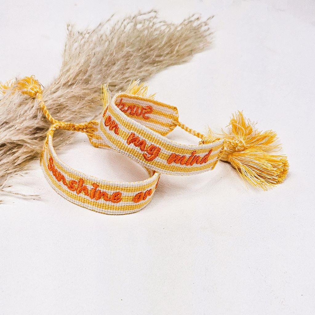 geweven-armband-zomers-geel-oranje-sunshine-on-my-mind-statement-bracelet