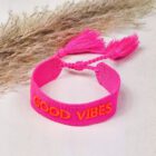 geweven-armband-good-vibes-roze-statement-bracelet