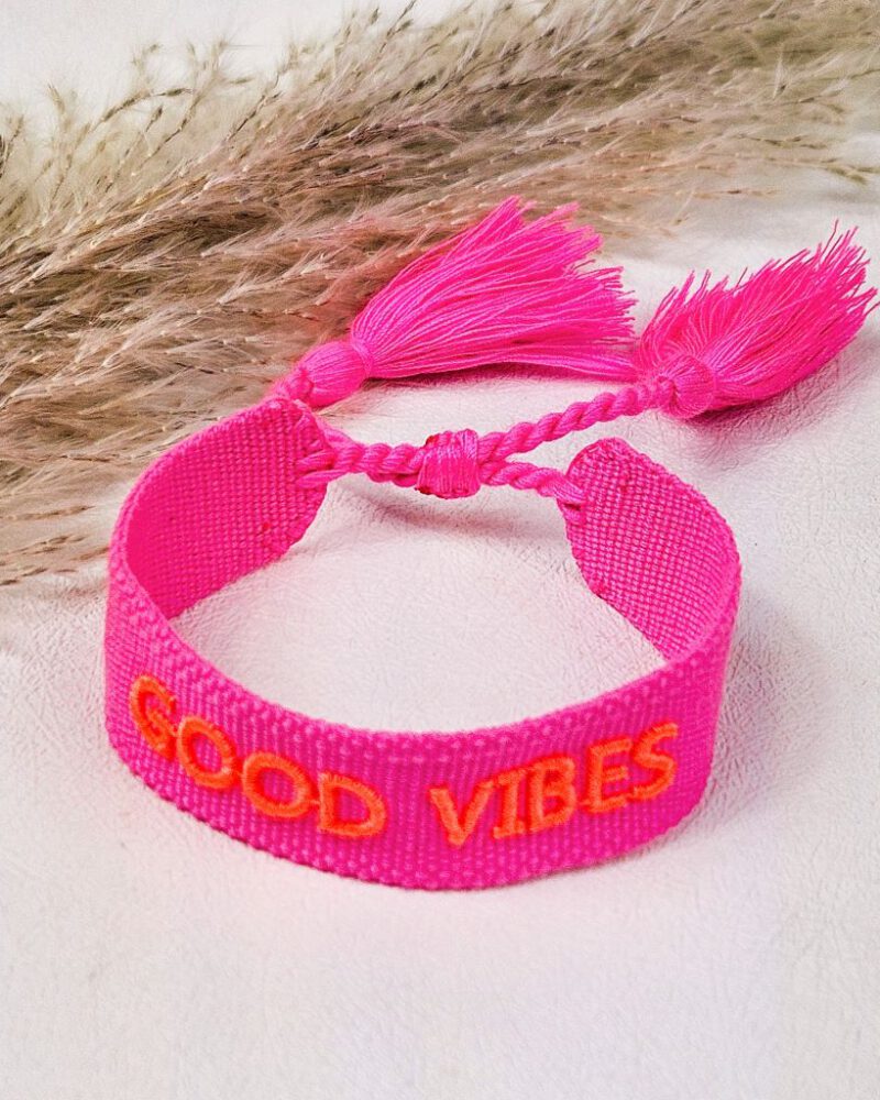 geweven-armband-good-vibes-roze-statement-bracelet