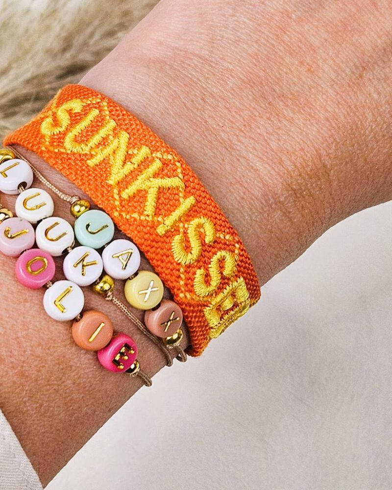 geweven-armband-zomers-oranje-geel-sunkissed-friends-statement-bracelet