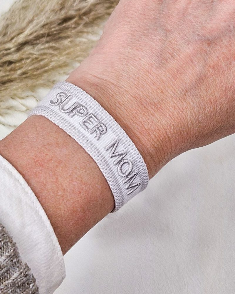 geweven-armband-wit-grijs-super-mom-moeder-moederdag-cadeau