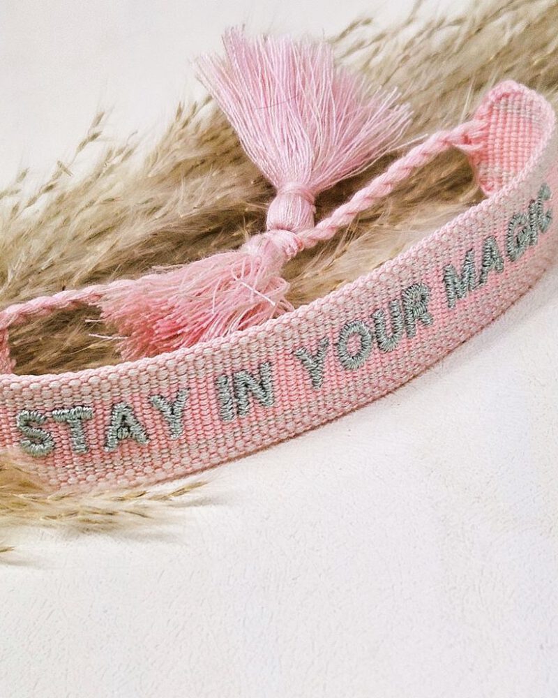 geweven-armband-roze-stay-in-your-magic-friends-statement-bracelet