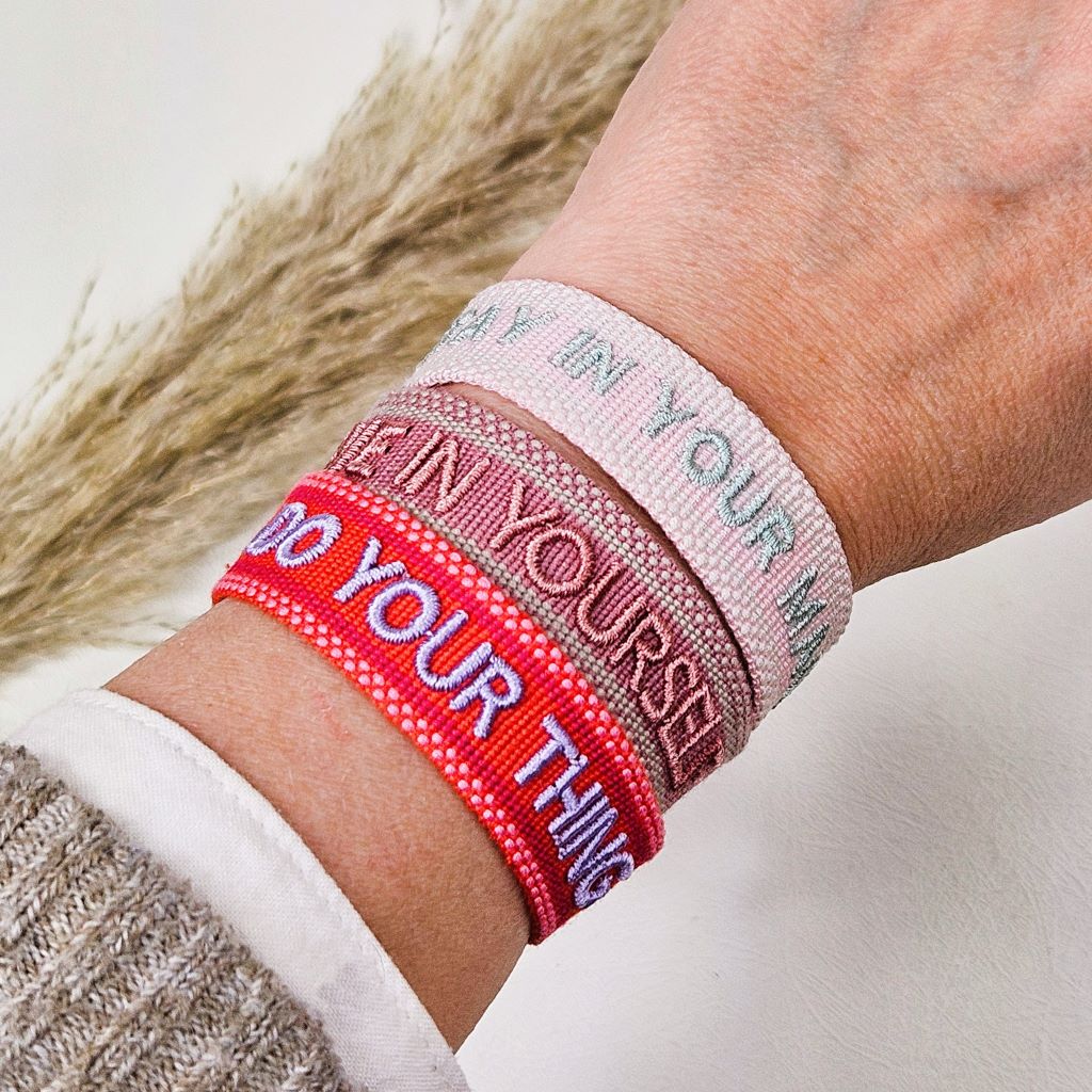 geweven-armband-roze-stay-in-your-magic-friends-statement-bracelet