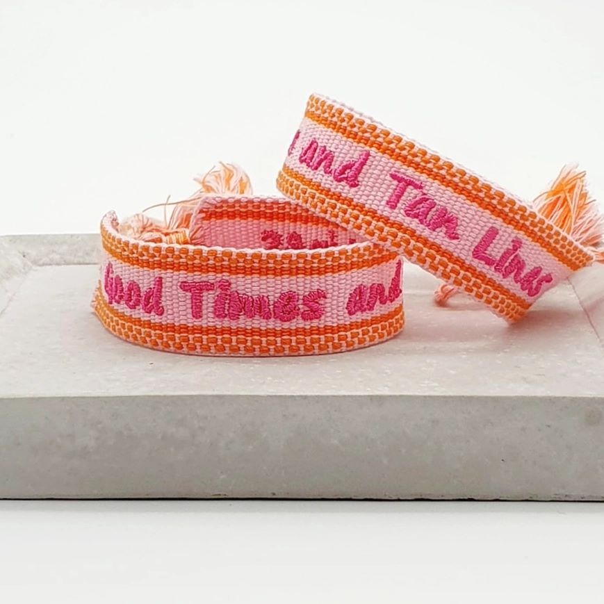 geweven-armband-roze-oranje-good-times-and-tan-lines-statement-bracelet