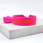 geweven-armband-good-vibes-roze-statement-bracelet