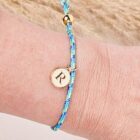 initiaal-armbandje-blauw-met-letter