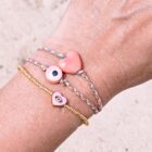 elastisch-kralenarmband-goud-evil-eye-hartje-roze