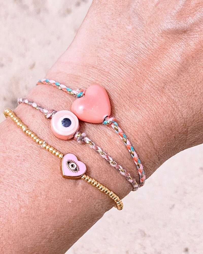 elastisch-kralenarmband-goud-evil-eye-hartje-roze