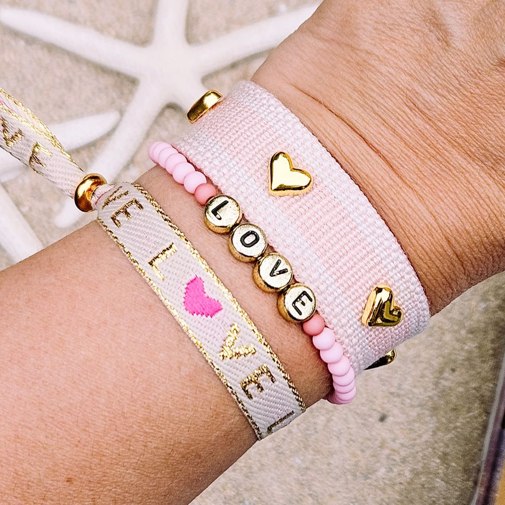 armband-love-roze-met-kralen-goud