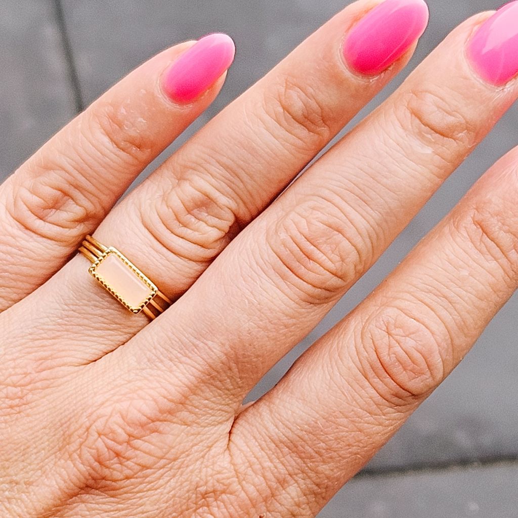 gouden-ring-rosa-natuursteen