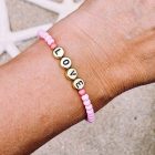 armband-love-roze-met-kralen-goud