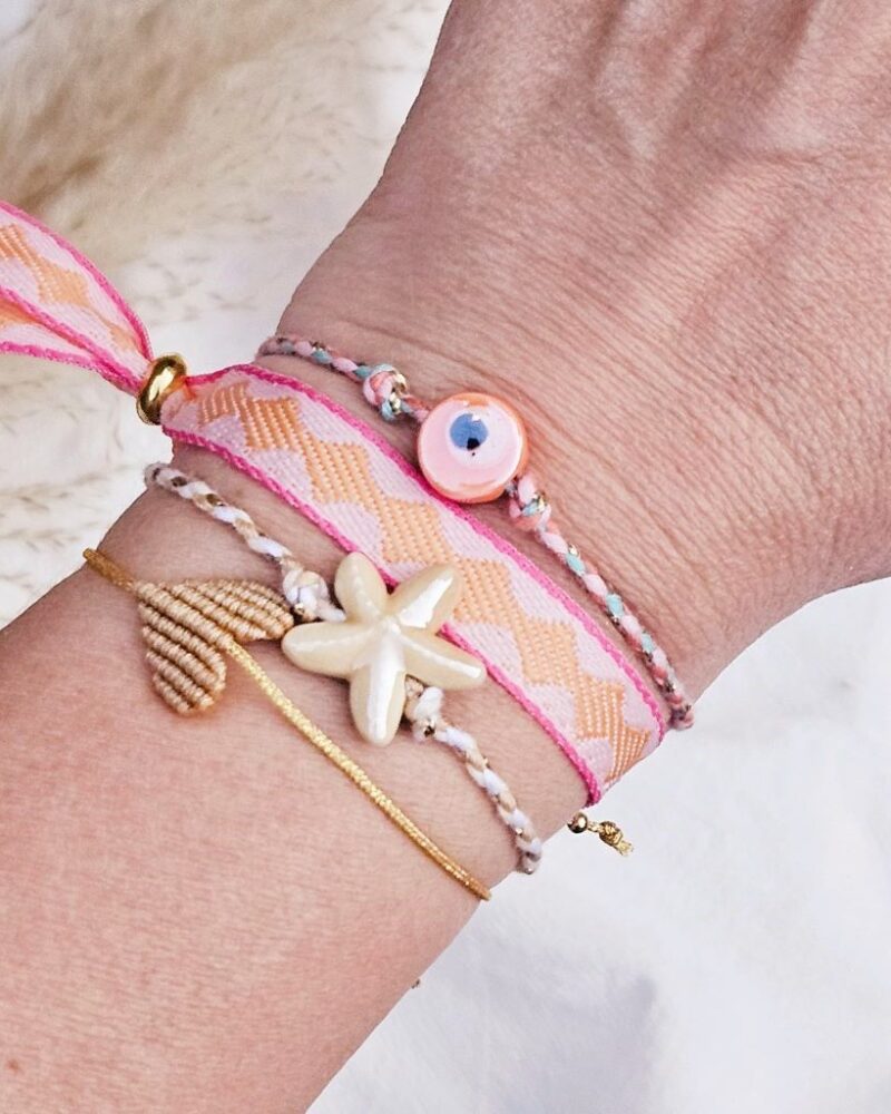 gevlochten-armband-met-hartje-beige