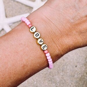 Kralenarmband Love roze